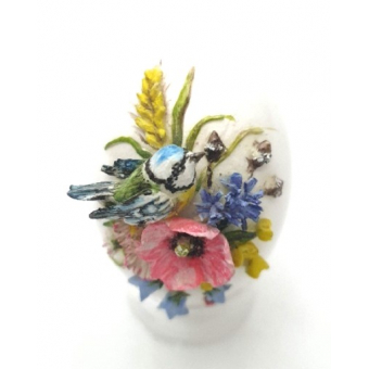 Klein porselein eitje met een prachtig vogeltje en bloemetjes